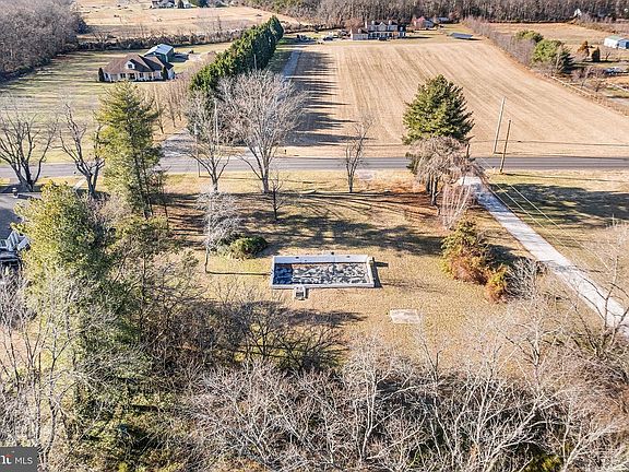 3rd image of 610 Buck Rd