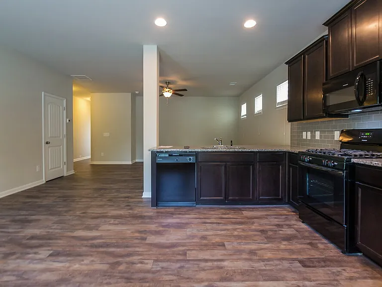 357 E Broad St — Photo 7