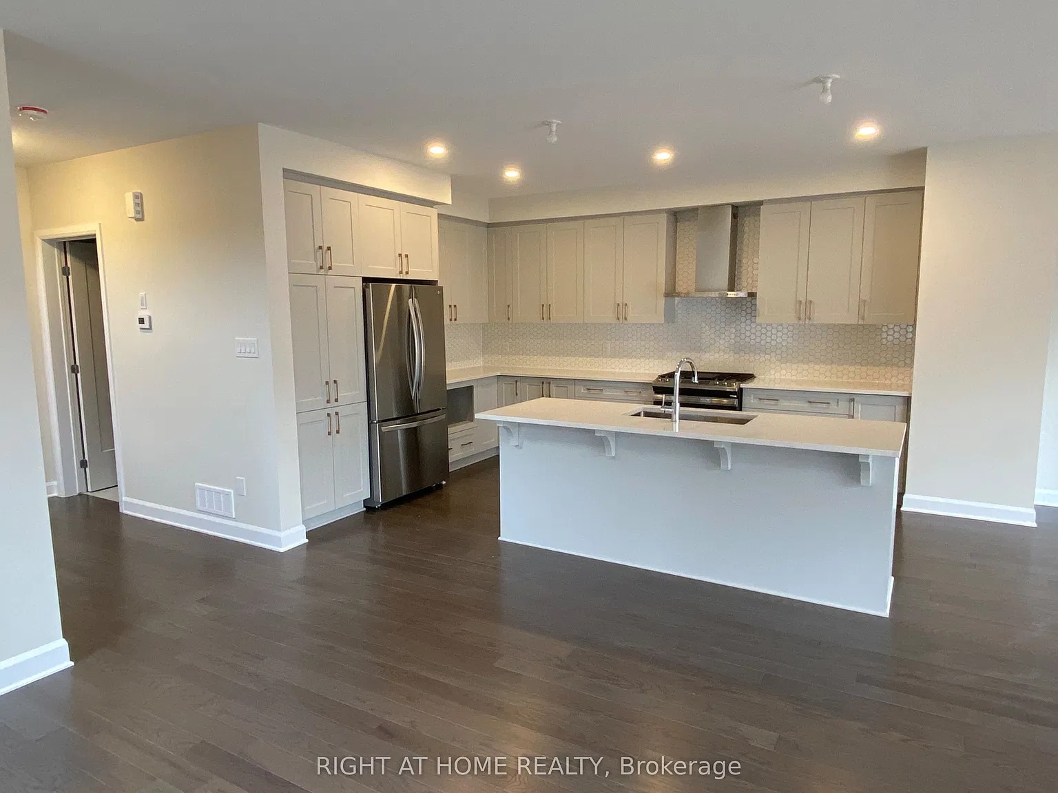 4 bed, $3,300 — Photo 4