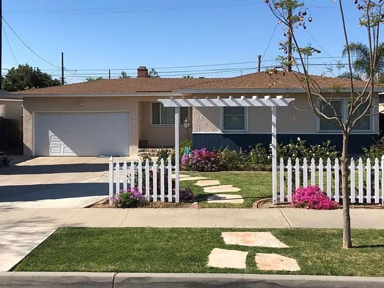 1021 W Acacia Ave — Photo 10
