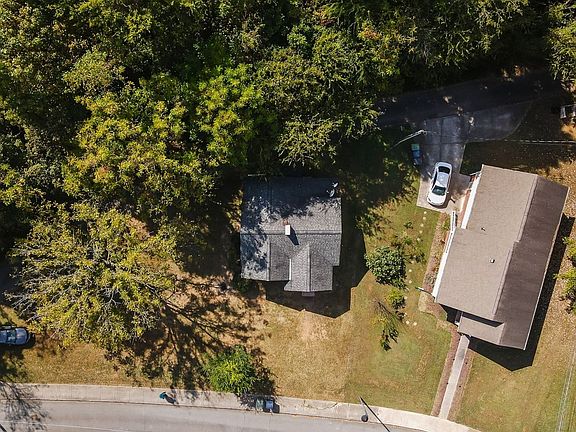 4th image of 621 Park Cir