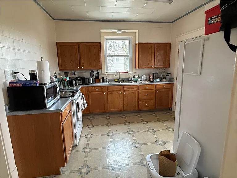 235 Center Ave — Photo 5