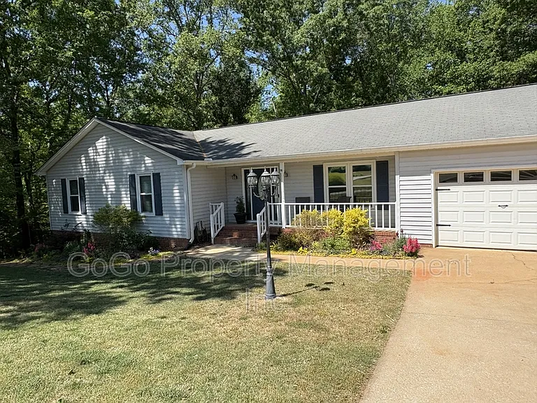 321 N Valley View Dr — Photo 2