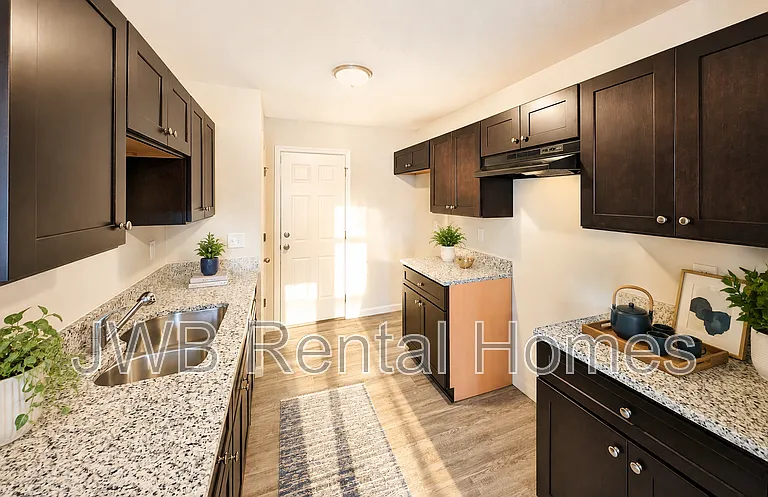 1538 Harrison St — Photo 3