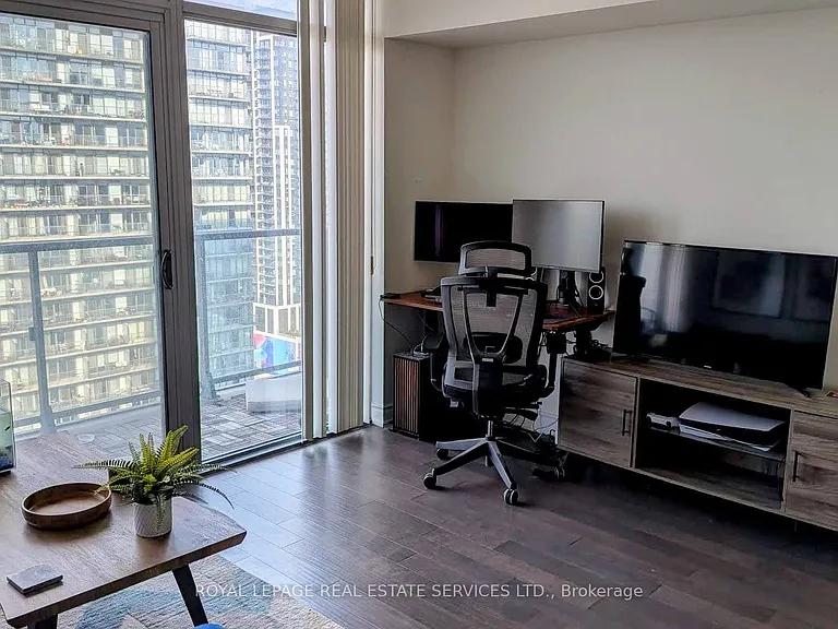 105 The Queensway #2412 — Photo 2