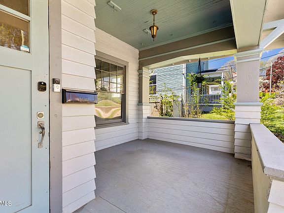 3rd image of 1006 NE Thompson Pl