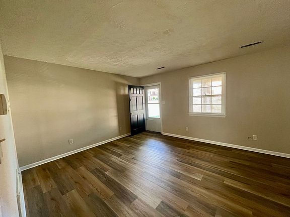 4th image of 106 Holmes Cir APT 2