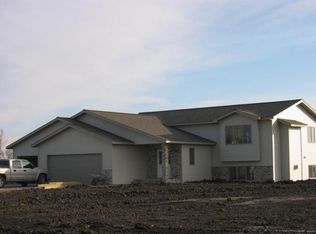 1616 Drews Dr, Grand Forks, ND 58201