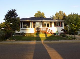 406 4th St N, Hettinger, ND 58639