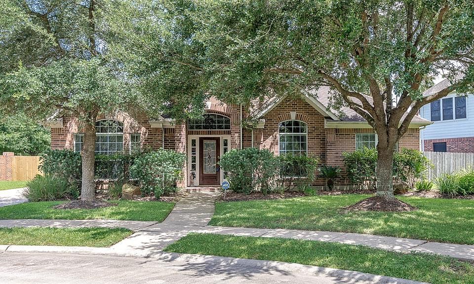 1st image of 102 Pelican Ct