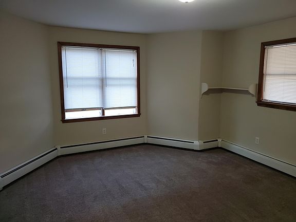 2nd image of 124 N Summit St APT 2
