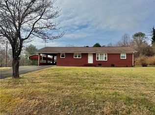 140 Westwood Dr, Mount Airy, NC 27030