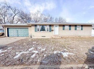 1505 W Shore Dr, Pekin, IL