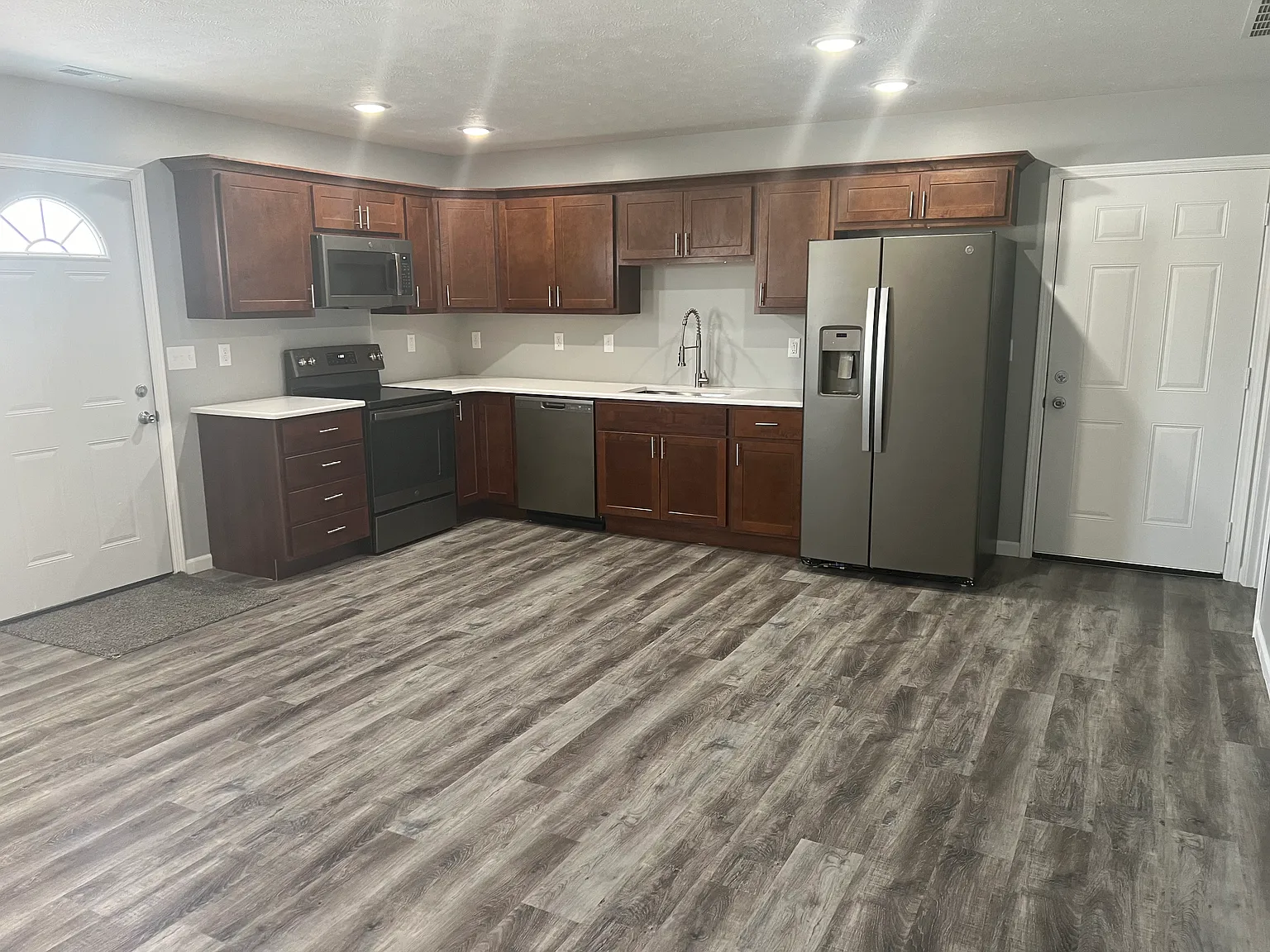 3 bed, 1120 sqft, $1,700 — Photo 2