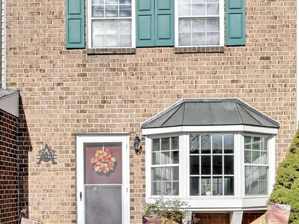 1322 Blue Jay Dr, Lancaster, PA 17601