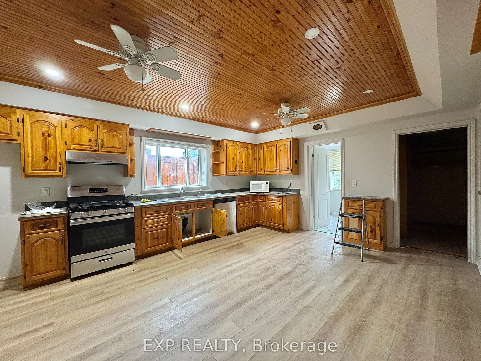 3 bed, $2,300 — Photo 2