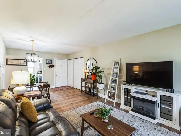 313 Shawmont Ave #2F3, Philadelphia, PA 19128