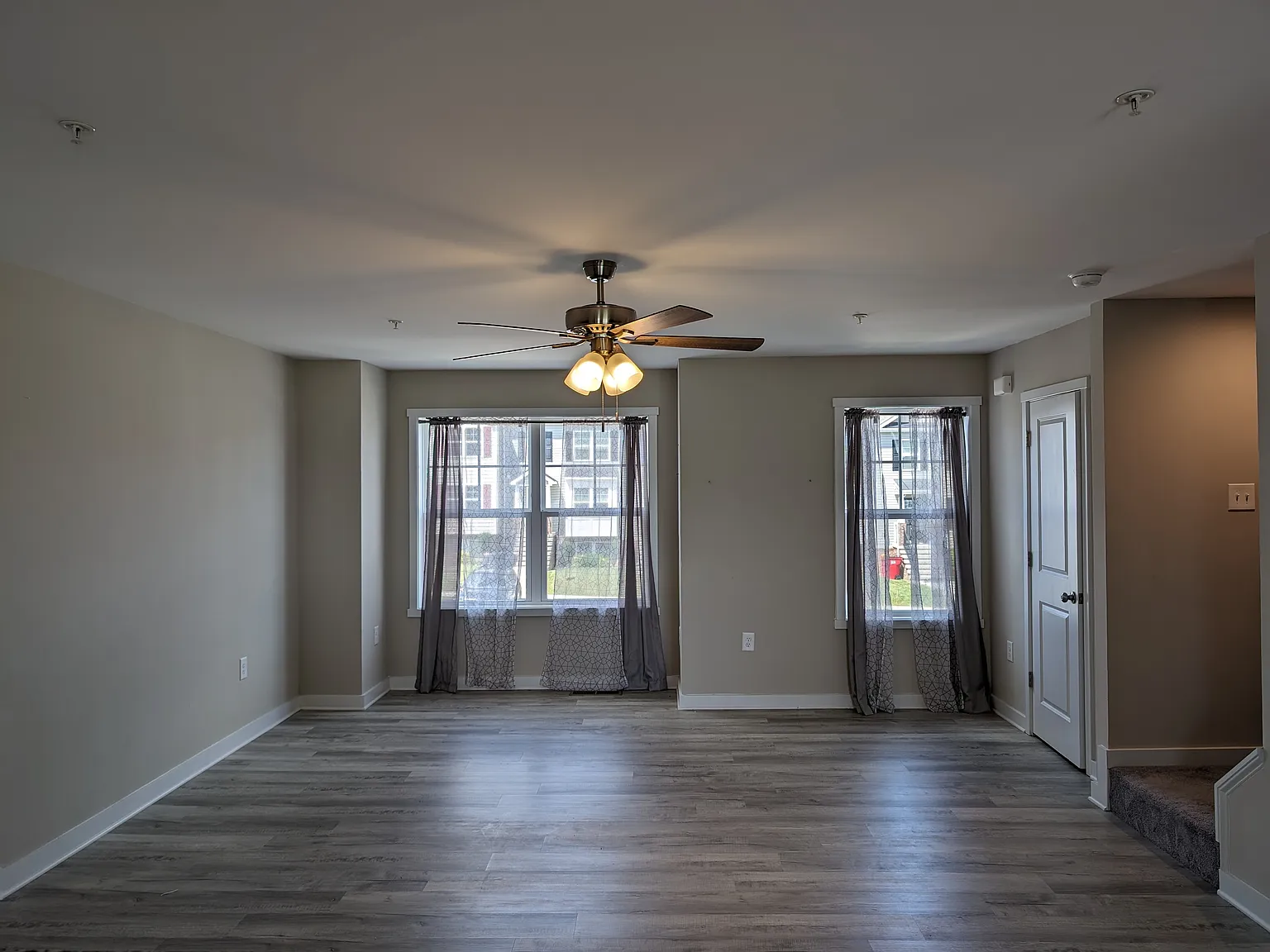 4 bed, 1895 sqft, $2,100 — Photo 3