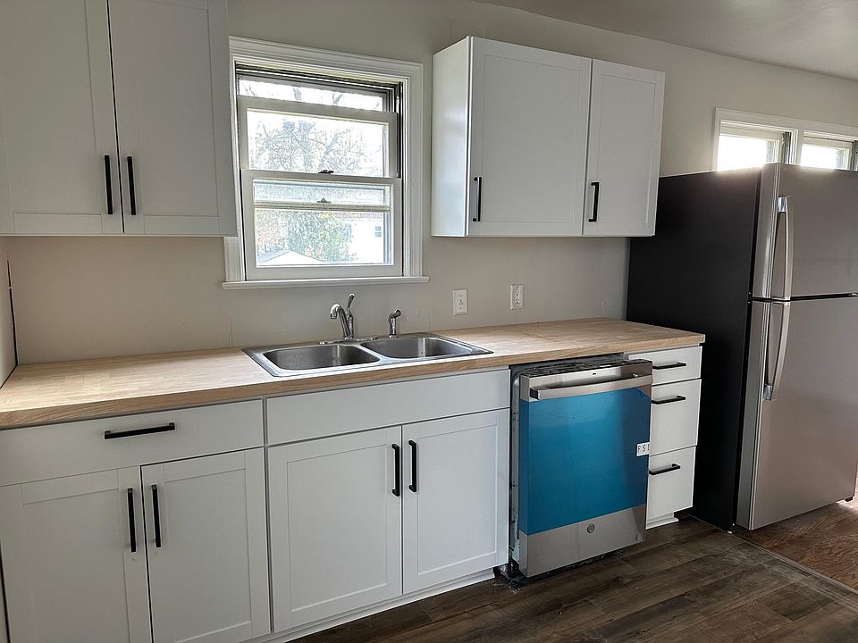 NEW Remodeled Kitchen with stainless steel appliances