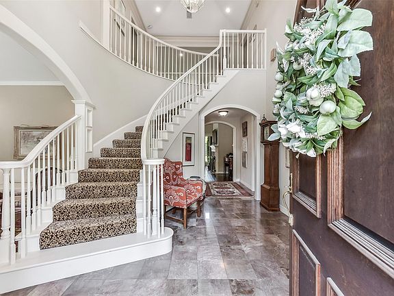 3rd image of 6 Woodsborough Cir