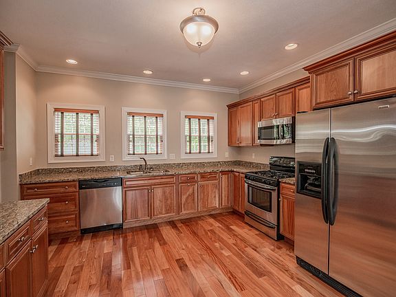4th image of 26 Waterside Dr