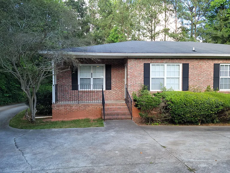 208 Glendale Ct — Photo 1