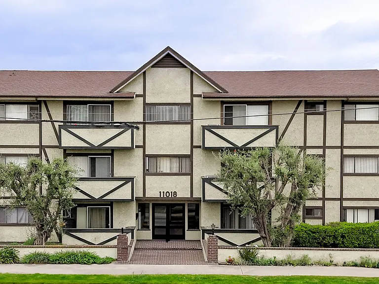 11018 Moorpark Apartments — Photo 59