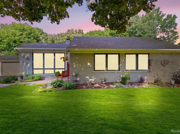 2254 Fairport Rd, Waterford, MI 48329