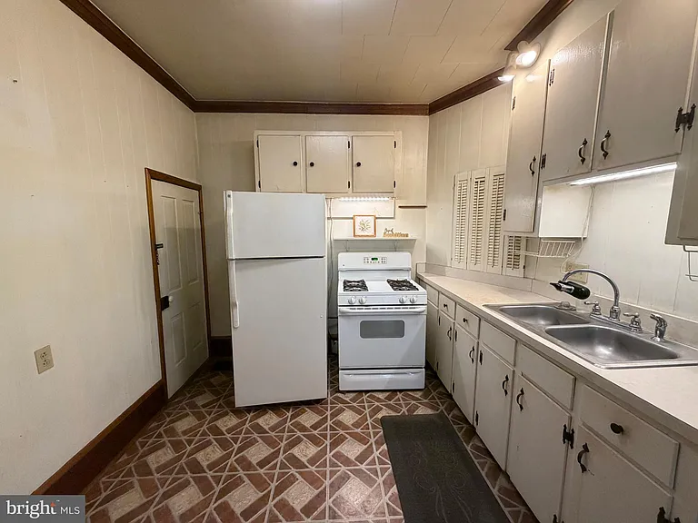 508 W Burke St — Photo 18