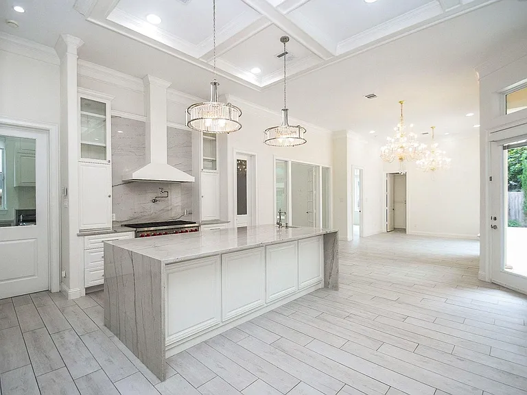 422 Mignon Ln — Photo 8