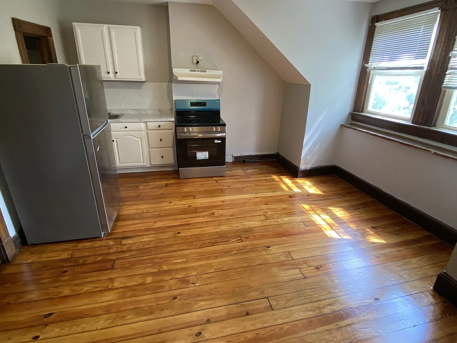 442 Farmington Ave — Photo 2