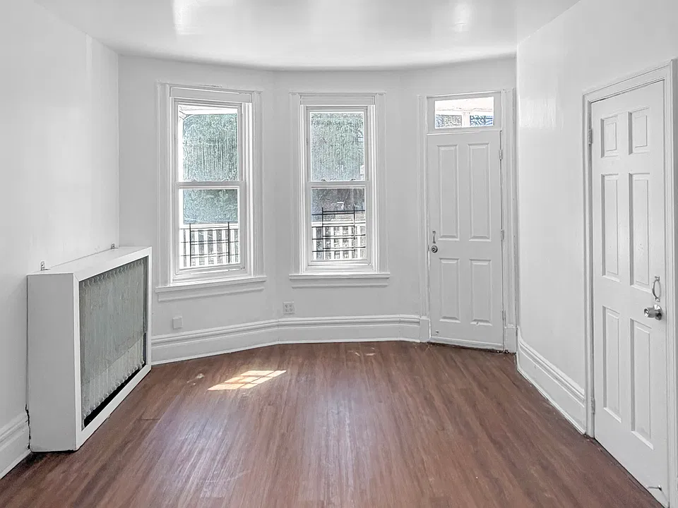 LIVING ROOM (UN-STAGED)