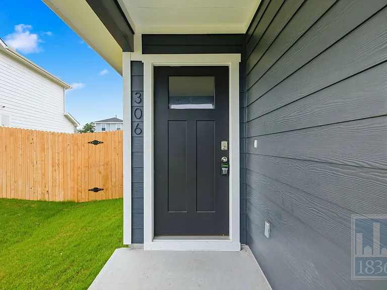 306 Constanza Trl — Photo 34