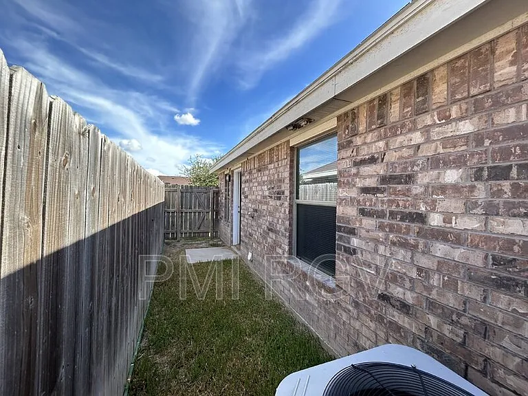 2909 Linda Vista St #UNITD — Photo 14