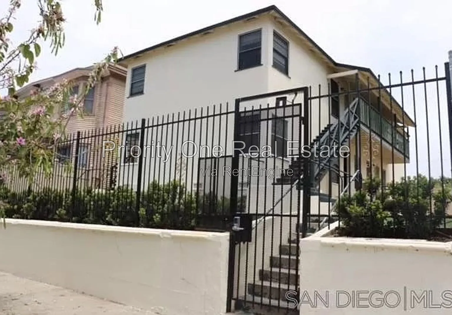 2 bed, 1.0 bath, 780 sqft, $2,200 — Photo 1