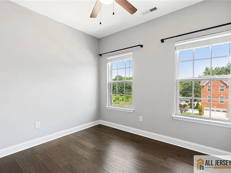 89 Isabelle Ct — Photo 21