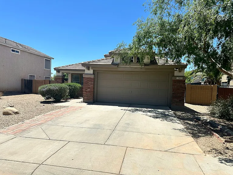 7063 W Palmaire Ave — Photo 2