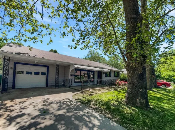 7139 Hardy St, Overland Park, KS 66204