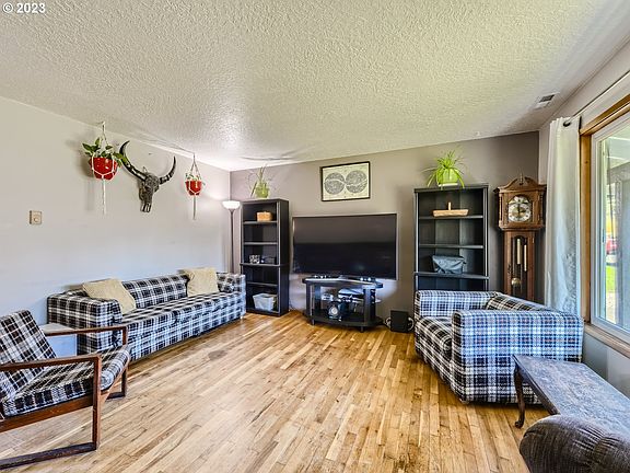Living Room>