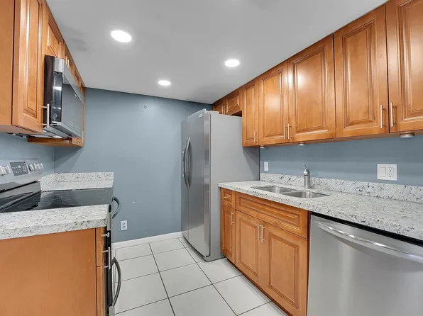 612 Executive Center Dr APT 106, West Palm Beach, FL 33401