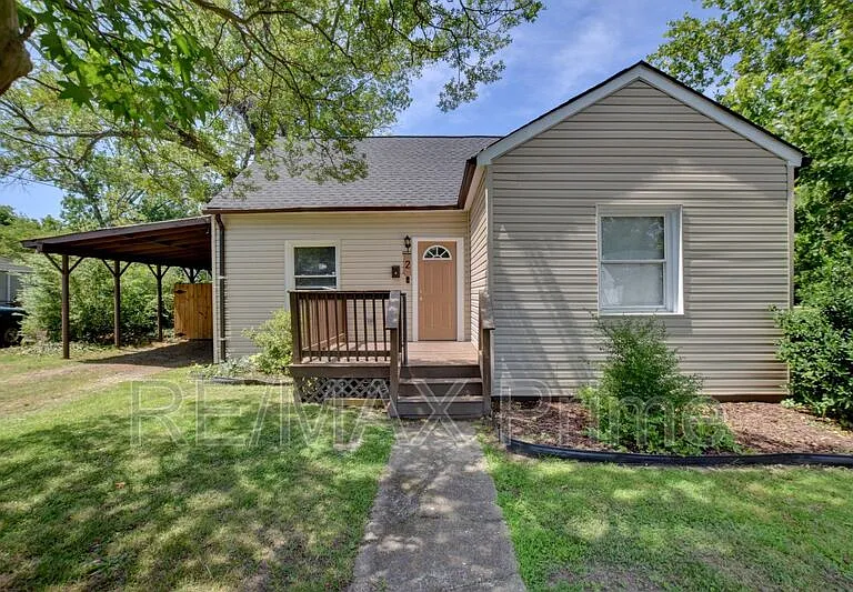 2 Clover St — Photo 1