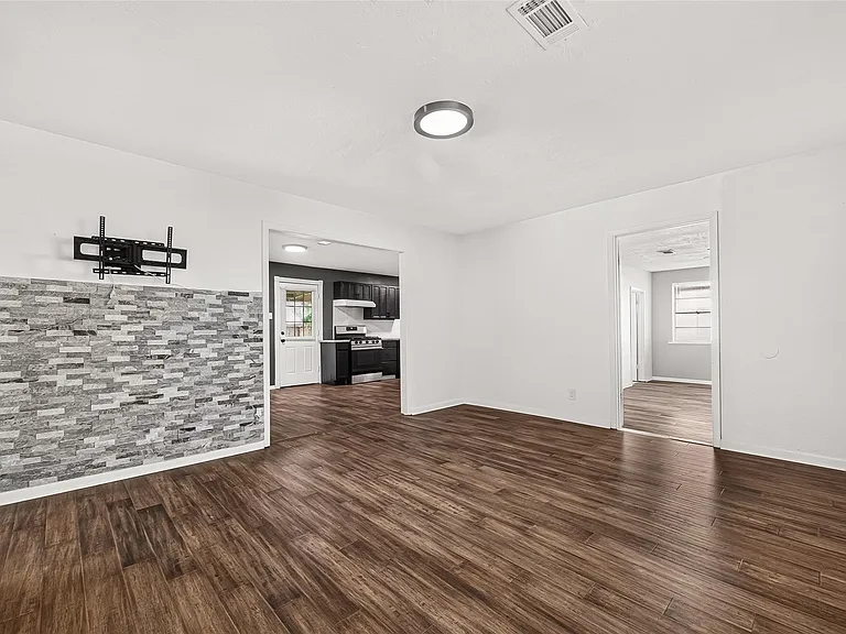 214 E Foley St — Photo 6