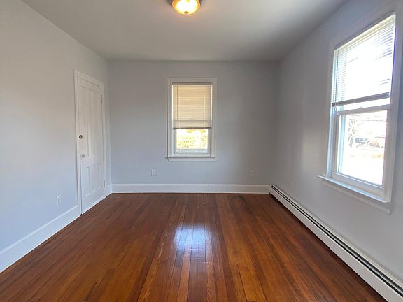 3rd image of 42 Grant St Floor 1