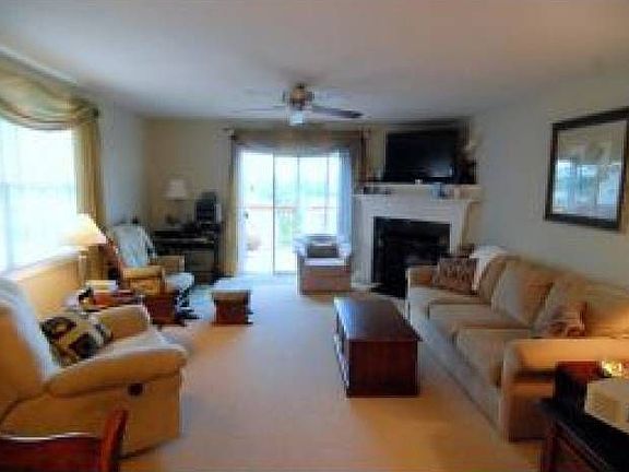 Living room w/ furnishing