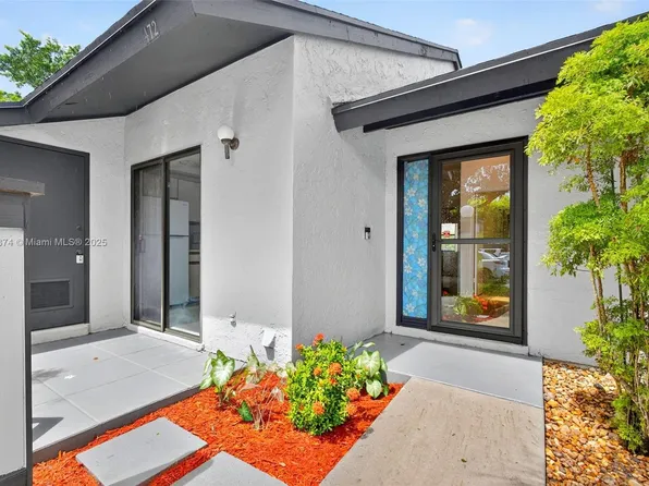 472 Long Bow Ct, Royal Palm Beach, FL 33411