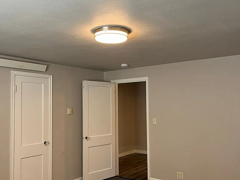 913 S 1st Ave — Photo 5