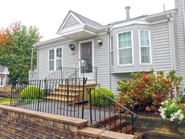 565 Quaker Ln APT 95, West Warwick, RI 02893