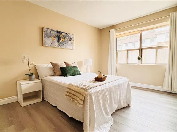 300 Keats Way #207, Waterloo, ON N2L 6E6