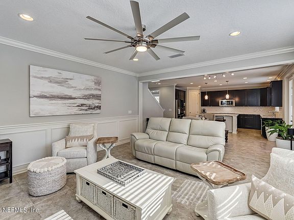 5th image of 1095 Lauriston Dr