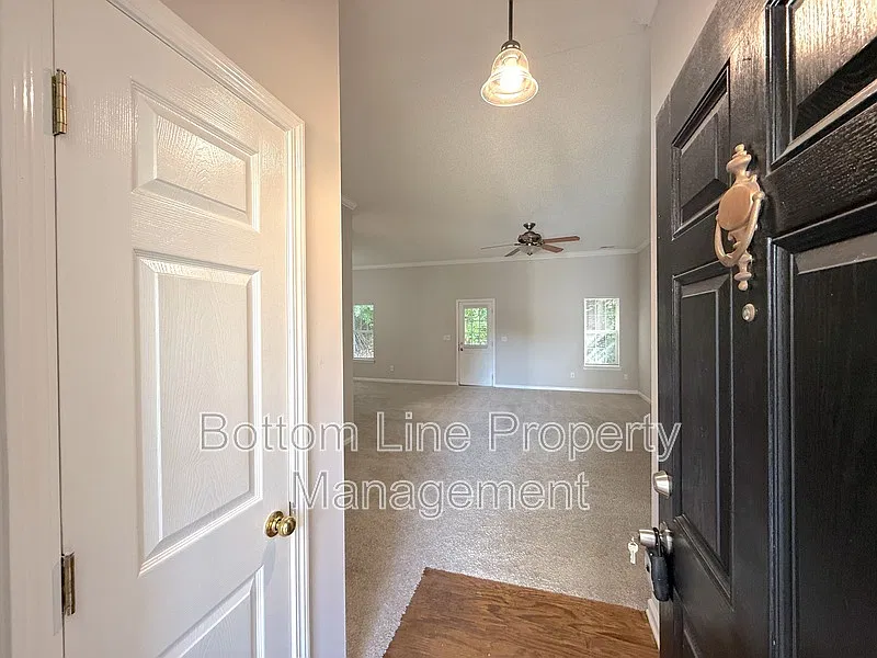 3 bed, 2.0 bath, 1559 sqft, $1,995 — Photo 3